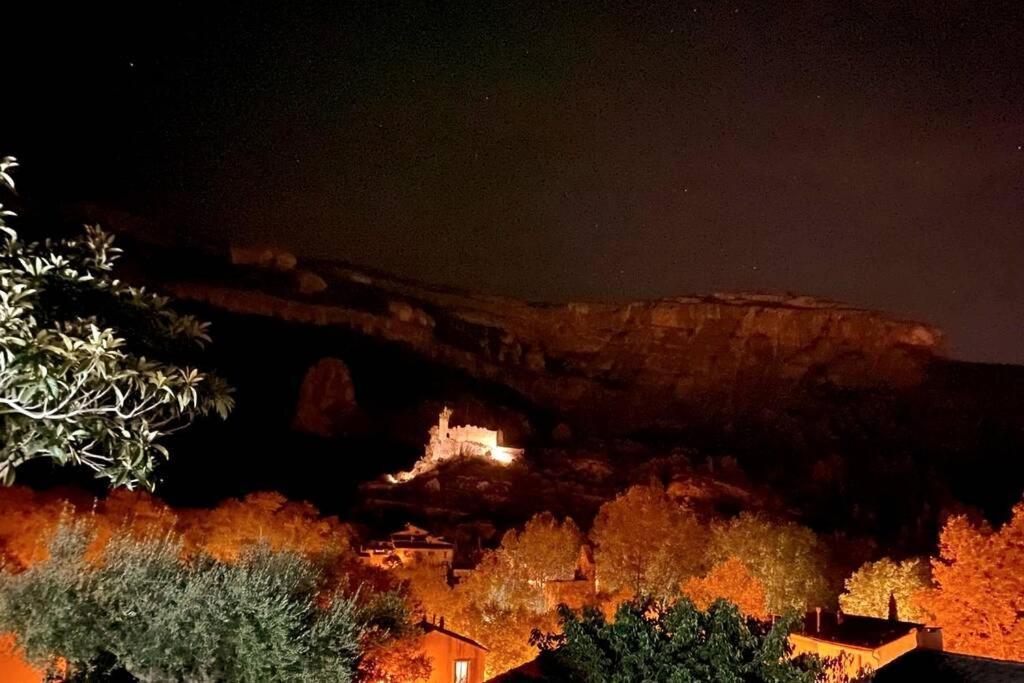 Vue Panoramique Sur Le Chateau,Montagne Et Grottes Fontaine-de-Vaucluse Exterior foto